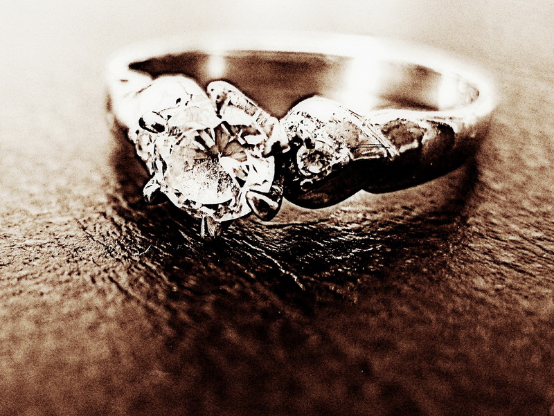 who keeps the engagement ring